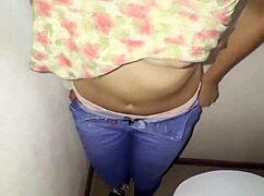 Mis amigos estaban cogiendo en los cuartos y me tuve que coger en el baño de una casa a la morrita enfiestada en una fiesta de compas