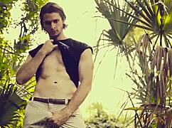 A casual story unfolds about gay experiences in everyday life