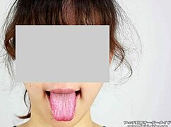 Watch this Asian girl use her tongue in a fetish way