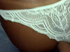 Era noite de natal minha mulher saiu pra trabalhar e minha enteada resolveu dormir de calcinha no sofa puta ja coloquei meu pau pra fora e comecei bater uma