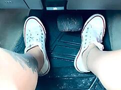 脚踩油门自慰双足控趴体