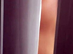 espiando a mi hermanastra morena, se le ve su coño apretado en dressing con big ass thong