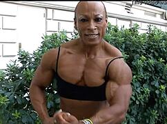 哇，看这些肌肉女郎展示巨大二头肌！