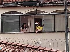 我在阳台裸舔朋友湿逼