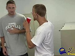 年轻办公室男被gay同事惊喜口交