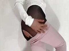 这亚洲黑发妹穿胸罩自慰怎么湿成这样