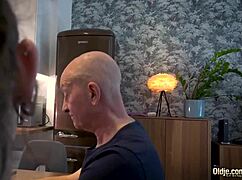 哇，猛捅18+湿逼最后射她嘴里！