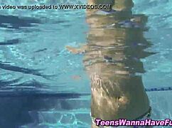 女同嫩妹手指猛扣骚逼爽翻天