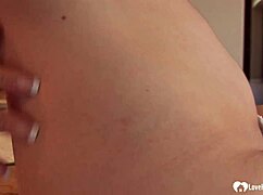 看看这个可爱的金发美女大开屁股和阴户