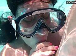 Minnie Manga和Eduard在游泳池中射精，紧致青少年行动？