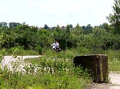 短发假巨乳骚货户外操你扛得住吗