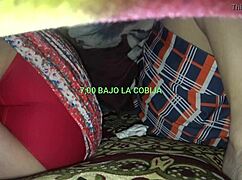 mientras el esposo trabaja el vecino atiende a la esposa