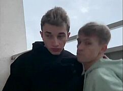 我看到一个家伙自慰，忍不住给他口交