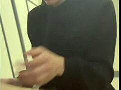 我看到一个家伙自慰，忍不住给他口交