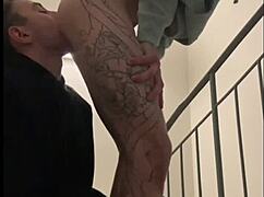 我看到一个家伙自慰，忍不住给他口交