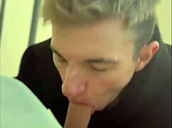 我看到一个家伙自慰，忍不住给他口交