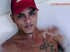 Fodendo o Novinho Gostoso na Banheira de Casa