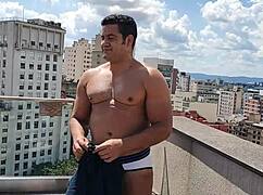 尤里·高乔，今天来池边一起热辣猛干？