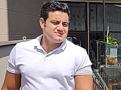 尤里·高乔，今天来池边一起热辣猛干？