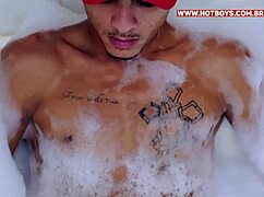 Fodendo o Novinho Gostoso na Banheira de Casa