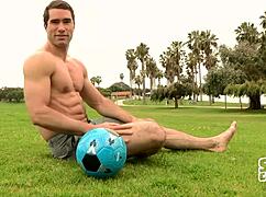 Rafael主演这部Sean Cody同志片，为每个场景带来原始能量。一个真正的帅哥在行动。