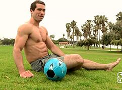 Rafael主演这部Sean Cody同志片，为每个场景带来原始能量。一个真正的帅哥在行动。