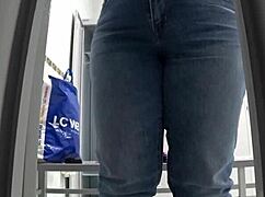哇，偷窥公共更衣室里的性感熟女！😳