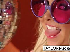 i finger hot 70s sluts' cunts