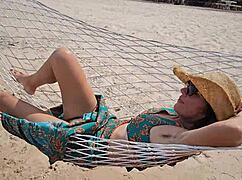 长裙不穿内裤公共海滩闪毛逼超刺激！