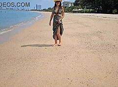 长裙不穿内裤公共海滩闪毛逼超刺激！