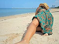 长裙不穿内裤公共海滩闪毛逼超刺激！