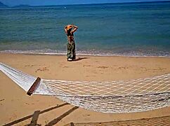 长裙不穿内裤公共海滩闪毛逼超刺激！