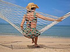 长裙不穿内裤公共海滩闪毛逼超刺激！