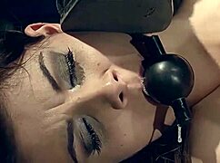 不听话的奴隶Betty Style忍受痛苦插入和黄金雨清洗