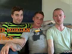 沙发男同三人吸巨屌狂欢！