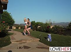 天啊，巨女主宰娇小妹，狂野恋物吮吸场面超震撼