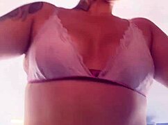 na academia comecei a suar, tirei a camisa e meus peitos durinhos apareceram na transparente. fiquei com tesao vendo as pessoas olhando meu suor escorrendo no publico?