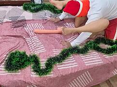 圣诞舔大屁股继母骚逼和屁眼