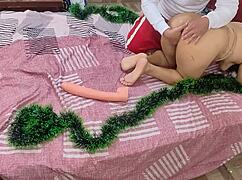 圣诞舔大屁股继母骚逼和屁眼