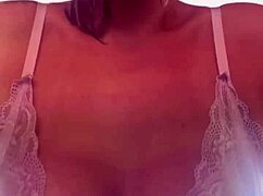 na academia comecei a suar, tirei a camisa e meus peitos durinhos apareceram na transparente. fiquei com tesao vendo as pessoas olhando meu suor escorrendo no publico?