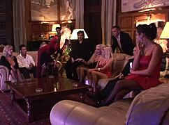 见过黑发美女的葬礼变成狂野群交派对吗？