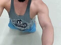 好奇游客健身房翘屁股挨大屌！