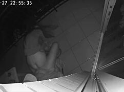 出轨妻子偷偷和朋友在酒店阳台禁忌性爱！