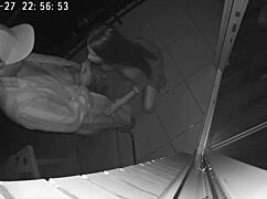 出轨妻子偷偷和朋友在酒店阳台禁忌性爱！