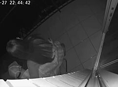 出轨妻子偷偷和朋友在酒店阳台禁忌性爱！