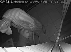 出轨妻子偷偷和朋友在酒店阳台禁忌性爱！