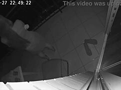 出轨妻子偷偷和朋友在酒店阳台禁忌性爱！