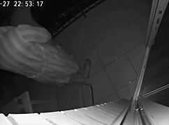 出轨妻子偷偷和朋友在酒店阳台禁忌性爱！