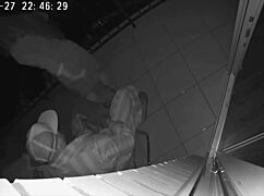 出轨妻子偷偷和朋友在酒店阳台禁忌性爱！