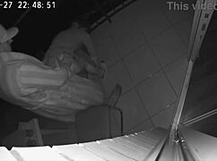 出轨妻子偷偷和朋友在酒店阳台禁忌性爱！